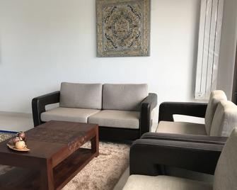 Villa By The Sea In Skhirat Plage (Near Rabat) - Skhirat - Living room