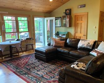 Family friendly lake front retreat with easy access to skiing and snowmobiling - Fryeburg - Living room