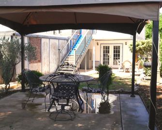 Tombstone Bordello Bed & Breakfast - Tombstone - Patio