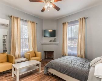 Historic 4th Ave Sunshine Suite - Tucson - Bedroom