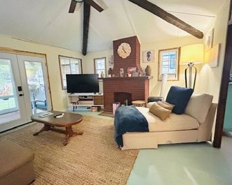 The Lakeside Lodge - Port Colborne - Living room