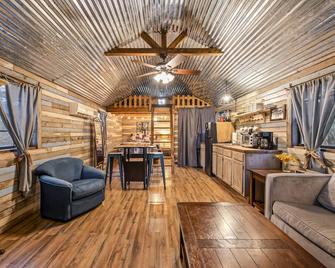Rustic 2BR cabin | Firepit | Coffee | TV | Wi-Fi | Privacy | Close to Nashville! - Mount Juliet - Living room