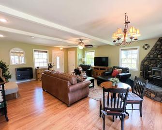 The Guest Cottage at Rocky Ranch - 6 miles from Burney Falls - Burney - Sala de estar