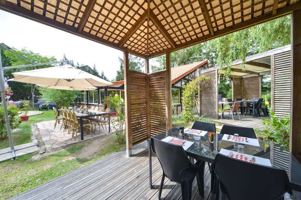 Logis - Hotel Restaurant La Mire - Vierzon - Innenhof