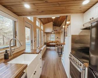 Sage House at Camp Greenwood Vermont with Sauna - 切斯特（佛蒙特州） - 廚房