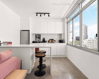 Best of city-suburbs living in trendy Darlinghurst - Sydney - Kitchen