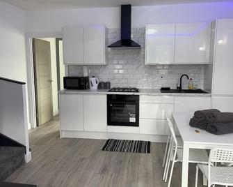 Remarkable 3-Bed Apartment in London - London - Kitchen