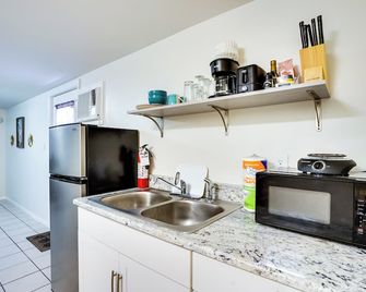 Lakeland Vacation Rental 38 Mi to Disney! - Lakeland - Kitchen