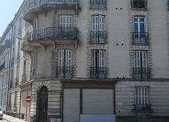 Very nice comfortable apartment in a quiet area 10 mins walk from the center - Pau - Building