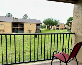 Cozy 1-bedroom apartment with AC and WiFi in charming Sherman - Sherman - Balkon