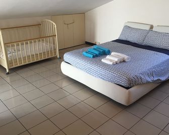 Modern penthouse with a large terrace with sea view located 150 meters from the beach - Giulianova - Schlafzimmer
