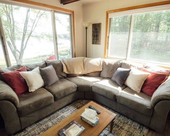 Driftwood Dreams Escape | Island Lake Cabin - Duluth - Living room