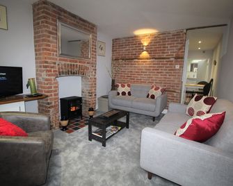Cottage with 2 bedrooms, in the middle of a private courtyard - Canterbury - Living room