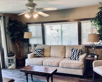 Remodeled Vacation Rental in Long Beach min to town/ walking distance to beach - Long Beach - Living room