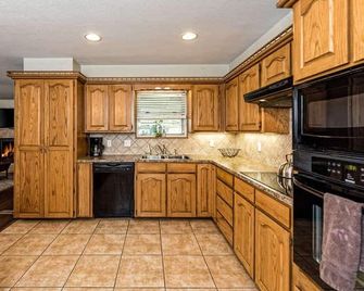 Tranquil 3-bedroom house with AC in charming Waco - Woodway - Keuken