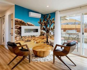 Stargaze & Soak Hot Tub Fireplace & Desert Views - Twentynine Palms - Obývací pokoj