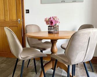 Large cottage modernised with Log burner, sleeps 3, close to motorway networks - Preston - Dining room