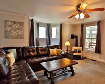 The Bullpen All Star Baseball Rentals - Oneonta - Huiskamer