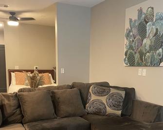 Modern River View Studio Apt - Clarksville - Living room