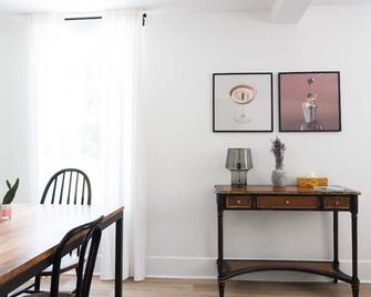 Downtown Picton 2 Bedroom Boho Suite! (15 Minutes to Sandbanks) - Prince Edward - Dining room