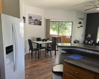 Nice 1 Bedroom Condo near Glendale - Tolleson - Dining room