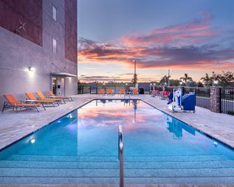 Holiday Inn Express & Suites - Punta Gorda, An IHG Hotel - Punta Gorda (Verenigde Staten) - Zwembad