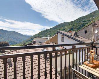 Holiday Home 'Pollicina' with Mountain View and Balcony - Margno - Balcón