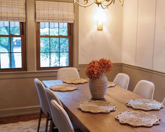 Charming 3-bedroom house located on Main Street in Downtown Middlebury - Middlebury - Dining room