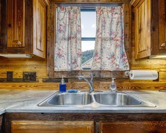Unique Cabin by the Frio - River Rock Cabin #3 - Concan - Cocina