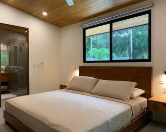Casa Dorado 3 bedroom Beach house located a the end of the road in Mal Pais - Malpais - Makuuhuone