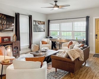 Shelbyville Farmhouse with Hot Tub, Fire Pit and Grill - Shelbyville - Living room