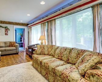 Southeast Michigan Escape w/ Outdoor Fun - Adrian - Вітальня