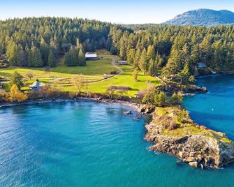 Beachfront cottage on Buoy Bay w/ beach access & boat moor - Olga - Pool