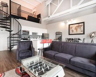 Downtown Exceptional Lakefront Getaway Walk to Restaurants & Ferry By CedarPoint - Sandusky - Living room