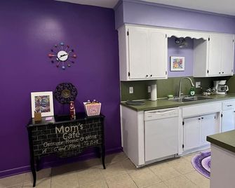 Retro Centrally Located Duplex! - Fort Smith - Kitchen