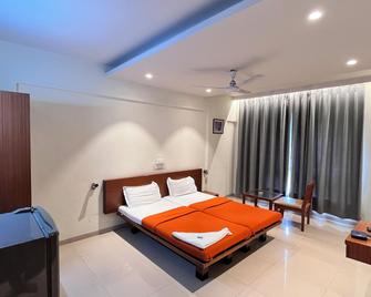 Hotel Sumanchandra Suites - Nashik - Bedroom