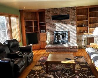 Cute Two Bedroom Cottage in Quiet Setting - Aberdeen - Living room