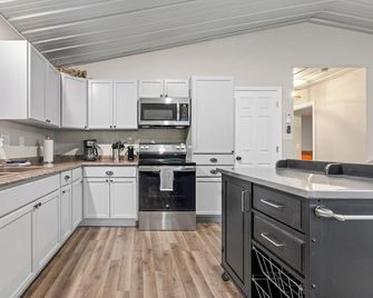 Cozy cabin, pet, king bed, wifi, Great for Riders! - Harrison - Cucina
