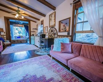 Historic Farmhouse on 5 Peaceful Acres with Ancient Oaks & Creek above Temecula - Temecula - Living room