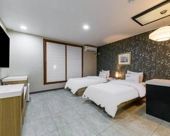 White Tourist Hotel - Jeonju - Camera da letto
