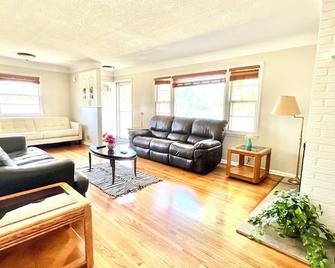 Perfect For Large Groups. 5 Mins To Msp & Moa - Minneapolis - Living room