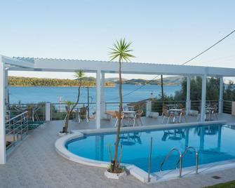 أواسيز هوتل - Lefkáda - حوض السباحة