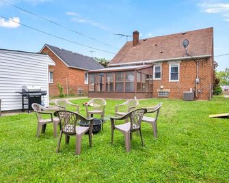 Charming 3 BR Brick Lodge in Cleveland - קליבלנד - פטיו