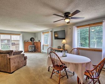 Lincoln Condo with Balcony - 6 Mi to Loon Mtn! - Lincoln - Dining room