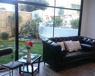 هوتل + أرتي - كويتو - غرفة معيشة