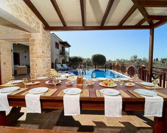 Lilas Luxury Villa, is a stone manor with its own private pool . - Akrotiri - Pool