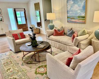 Uptown Girl: Fall in Love! Designer Decorated, New Renovations, Perfect Location - La Grange - Sala de estar