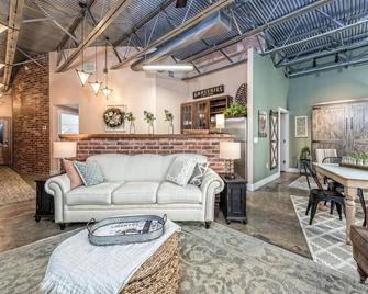 Green Door Lofts -Magnolia Loft, Silos/Downtown - Waco - Living room