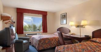 Super 8 by Wyndham Manchester Airport - Manchester - Bedroom