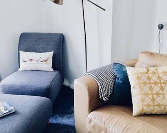 Manor Cottage, Croyde Village/sleeps 5/tucked away location/800m from beach - Braunton - Living room